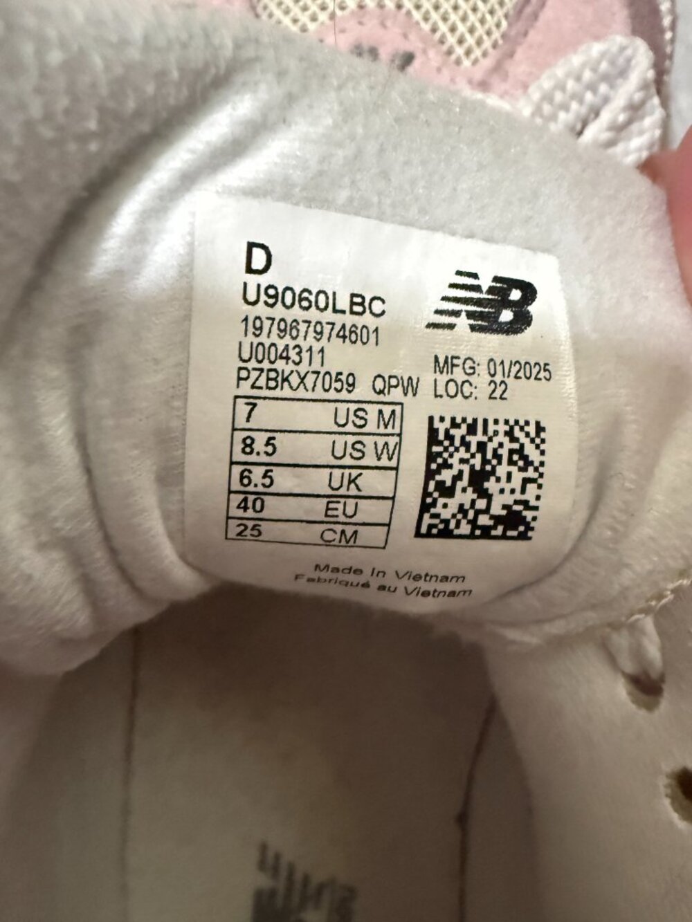 New Balance 9060 Sneakers, Size 8.5 - Picture 5 of 7